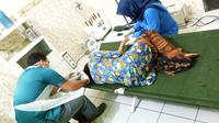 Atikah (40), seorang warga Sukabumi, Jawa Barat masih terbaring lemah di rumah sakit. Foto: (Mulvi Mohammad/Liputan6.com)