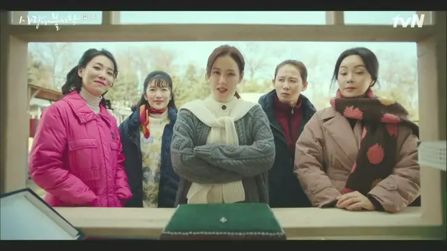 Cha Chung Hwa (dengan baju pink) di drakor Crash Landing on You. (tvN via Soompi)