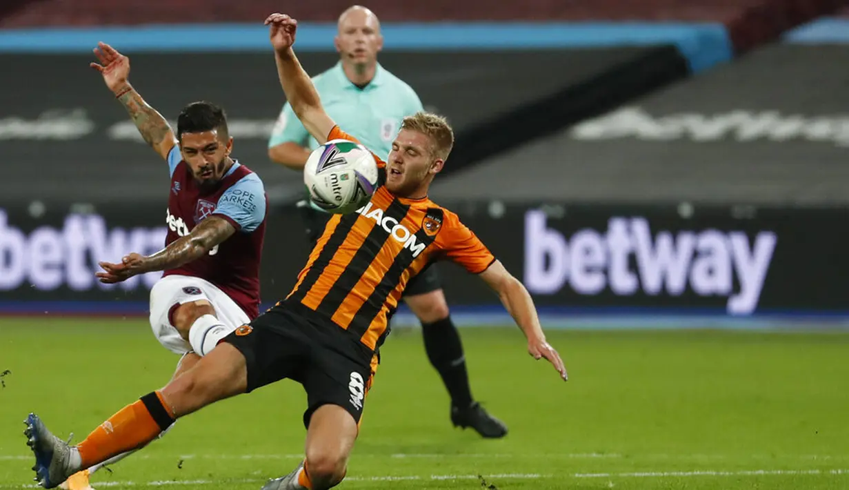 Pemain Hull City Daniel Batty (kanan) mencoba untuk memblokir tendangan pemain West Ham United Manuel Lanzini pada pertandingan Piala Liga Inggris di London Stadium, London, Inggris, Selasa (22/9/2020). West Ham United mengalahkan Hull City 5-1. (AP Photo/Alastair Grant, Pool)