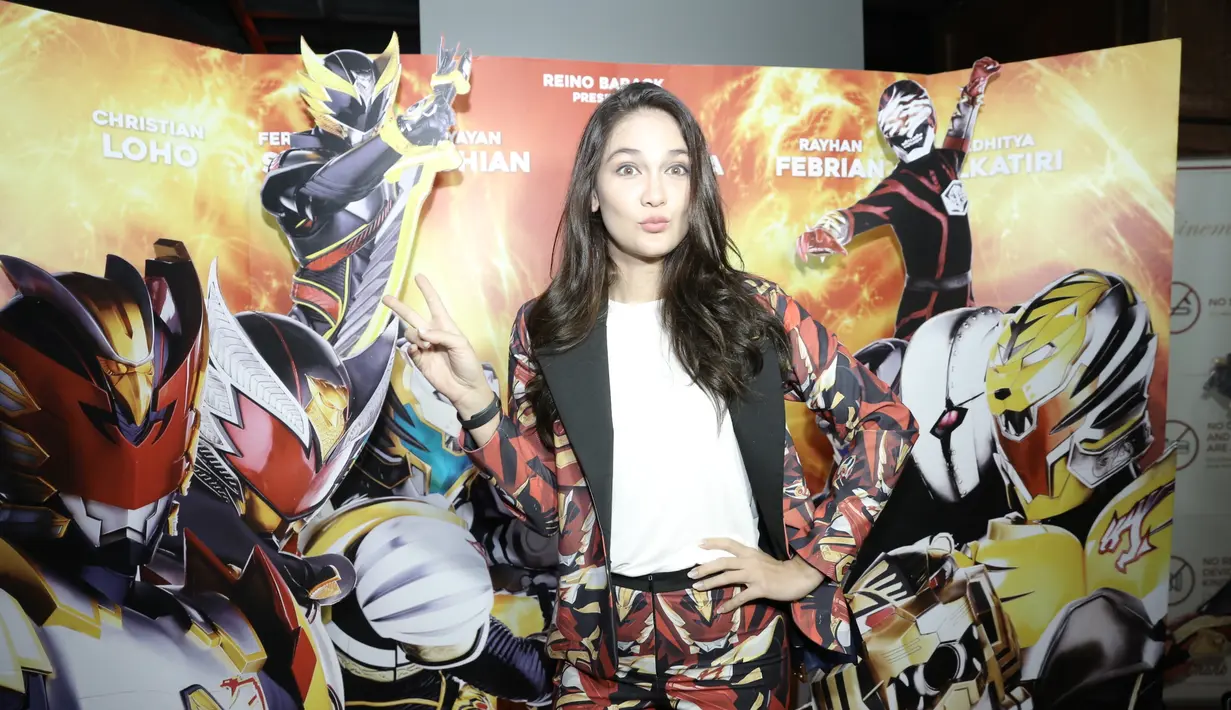 Saat menghadiri pemutaran perdana film Satria Heroes, presenter dan pemeran itu enggan menanggapi kabar tersebut. Perempuan kelahiran Denpasar 33 tahun silam itu bahkan tidak mau membahasnya lebih lanjut. (Galih W. Satria/Bintang.com)