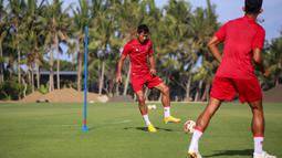 Meski tidak bisa banyak berkomentar, Shin Tae-yong menyatakan bahwa dalam seminggu ini para penggawa Garuda akan melakukan latihan dengan intensitas yang tinggi guna meningkatkan fisik dasar pemain. (Bola.com/Maheswara Putra)