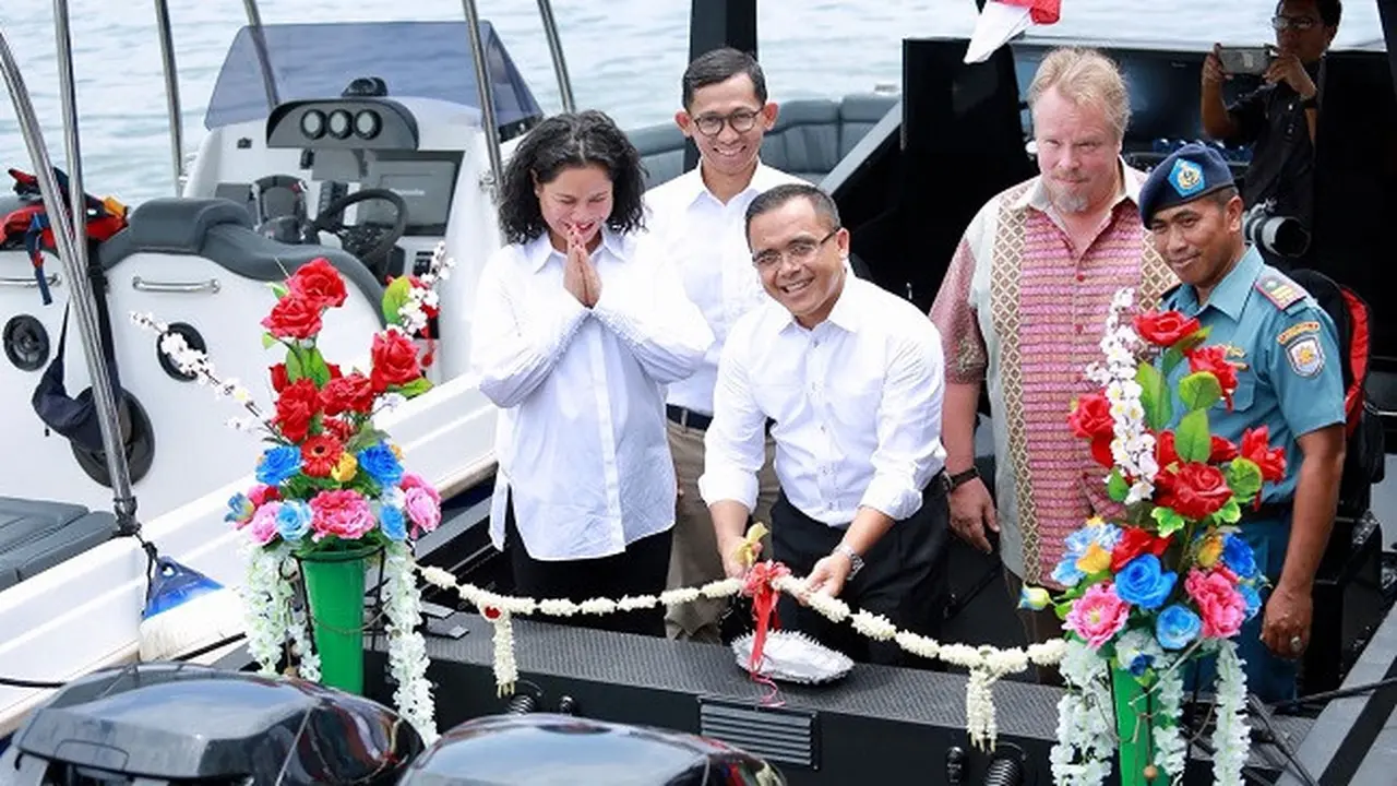 Bupati Banyuwangi Abdullah Azwar Anas meresmikan ekspor kapal produksi PT Lundin (Foto: Dian Kurniawan)