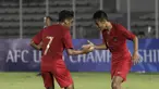 Pemain Timnas Indonesia U-16, Ruy Arianto dan Mochamad Faizal, merayakan gol ke gawang Brunei Darussalam pada laga babak Kualifikasi Piala AFC U-16 2020 di Stadion Madya, Jakarta, Jumat (20/9). Indonesia menang 8-0 atas Brunei. (Bola.com/Yoppy Renato)