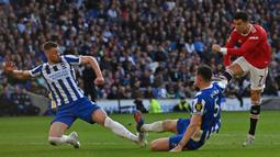 Brighton and Hove Albion vs Manchester United 4-0. Pada partai tunda pekan ke-36 Liga Inggris musim 2021/2022 (7/5/2022) Cristiano Ronaldo bersama Manchester United yang telah kehilangan asa berlaga di Liga Champions Eropa harus menerima kenyataan kalah 0-4 dari tuan rumah Brighton and Hove Albion. Cristiano Ronaldo tampil penuh selama 90 menit namun tak satu pun gol dicetaknya. Sebuah kartu kuning pun diterimanya pada menit ke-45. (AFP/Glyn Kirk)