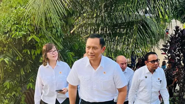 Pesona Gagah AHY Kenakan Seragam Dinas Saat Kunjungan Kerja Pertama Sebagai Menteri ATR/BPN