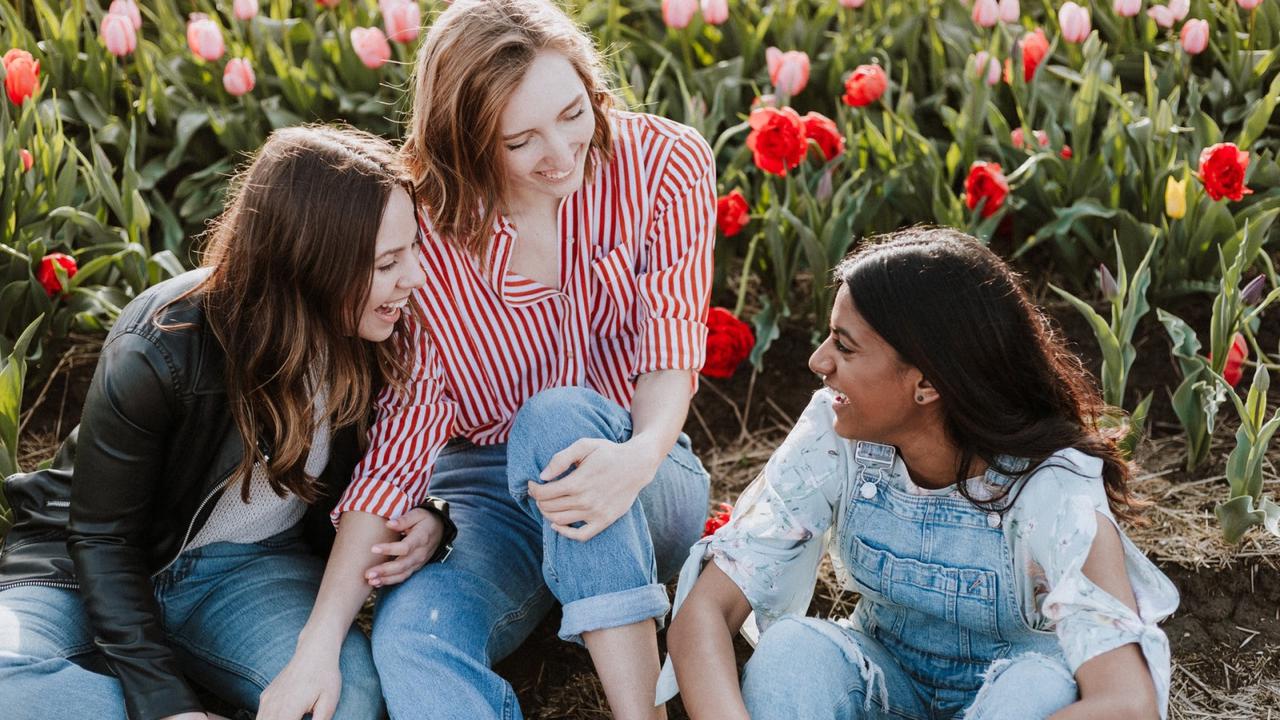 Ilustrasi ngobrol, tertawa