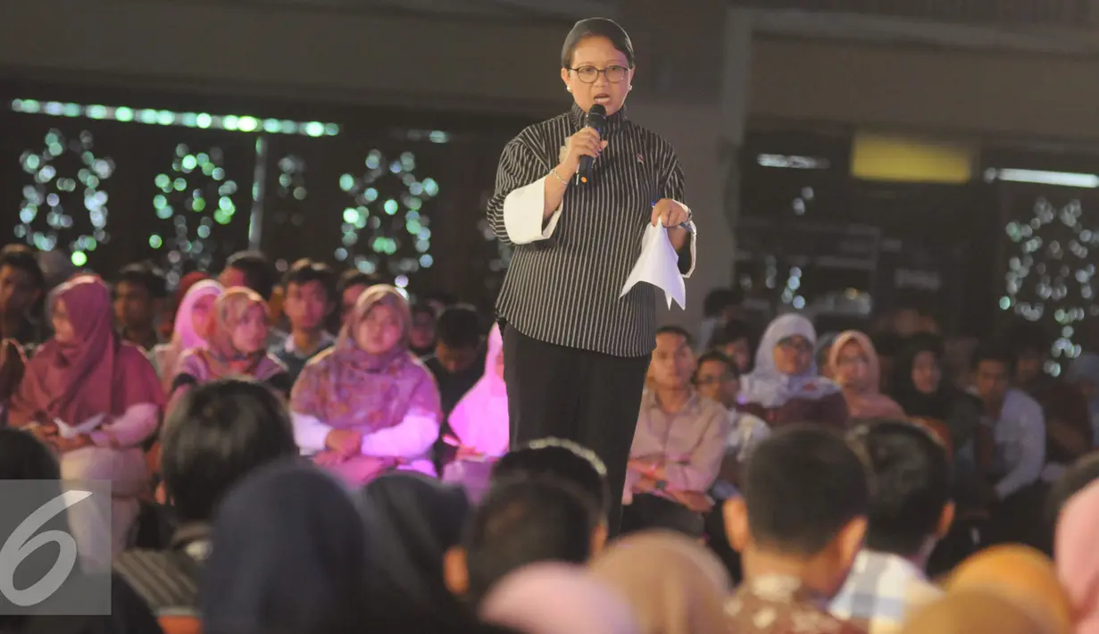 Menlu Retno Marsudi saat memberi sambutan diantara para peserta EGTC 2016 di Universitas Gadja Mada, Yogyakarta, Rabu (02/11). Menlu Retno memberikan pelajaran terkait hubungan diplomasi indonesia dan perkembangan teknologi. (Liputan6.com/Helmi Affandi)