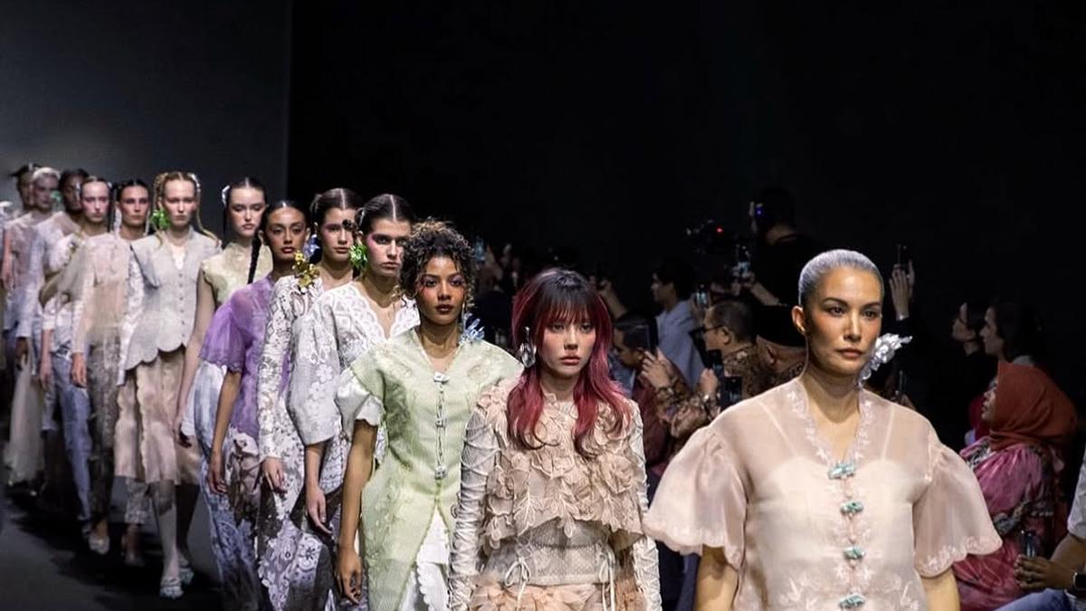 Adu Gaya Nadya Hutagalung, Ponysmakeup, dan Zsa Zsa Utari yang Melenggang Sebagai Model di Dubai Fashion Week 2025