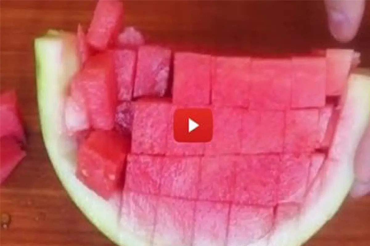 Cara mudah memotong buah. (Youtube)