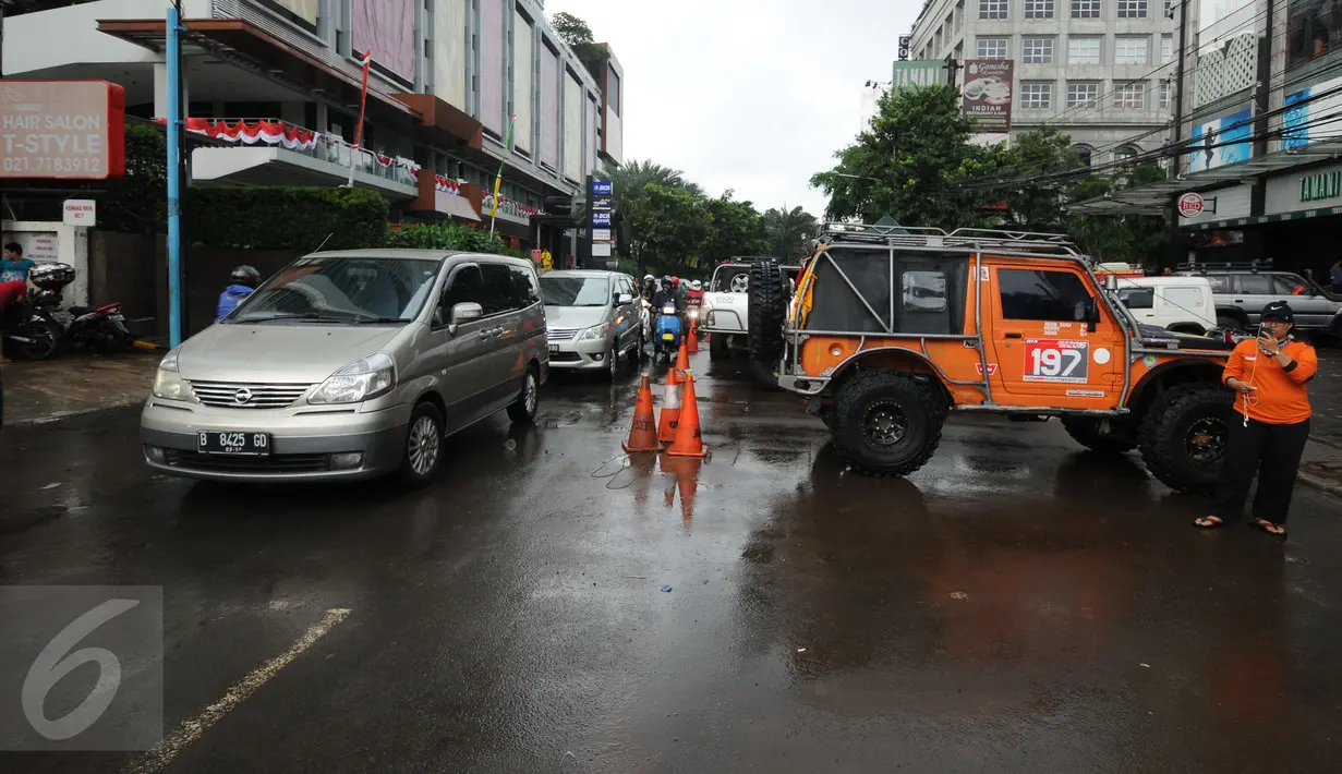 Kendaraan melintas di salah satu ruas Jalan Kemang Raya, Minggu (28/8). Penutupan terkait proses pengeringan lokasi parkir bawah tanah pertokoan akibat banjir yang terjadi sejak Sabtu malam (27/8). (Liputan6.com/Helmi Fithriansyah)