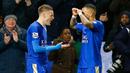 Penyerang Leicester City, Jamie Vardy (kiri) melakukan selebrasi usai mencetak gol kegawang Liverpool pada lanjutan liga Inggris di King Power Stadium, Leicester, (3/2/2016). Leicester menang atas Liverpool dengan skor 2-0. (Reuters/Darren Staples)