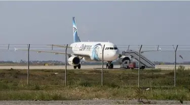 Pilot Omar El Gamal diancam oleh seorang penumpang yang mengaku menggunakan sabuk bunuh diri yang dapat meledak.