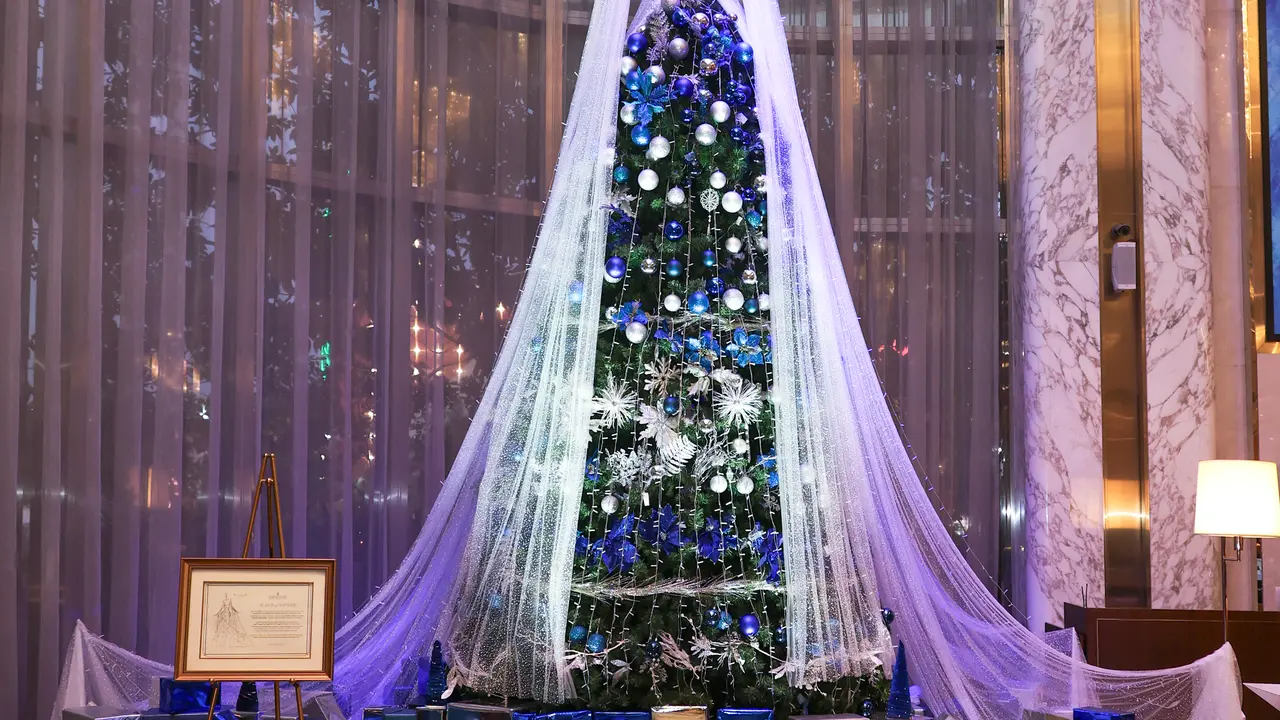 Tex Saverio Hadirkan Pohon Natal Couture yang Mewah di InterContinental Jakarta Pondok Indah