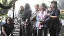 Sejumlah kerabat menghadiri pemakaman Pelawak Senior Cahyono di TPU Komplek TVRI, Jakarta, Kamis (25/5). Pelawak yang tergabung dalam Jayakarta Grup ini meninggal di usia 65 Tahun. (Liputan6.com/Herman Zakharia)