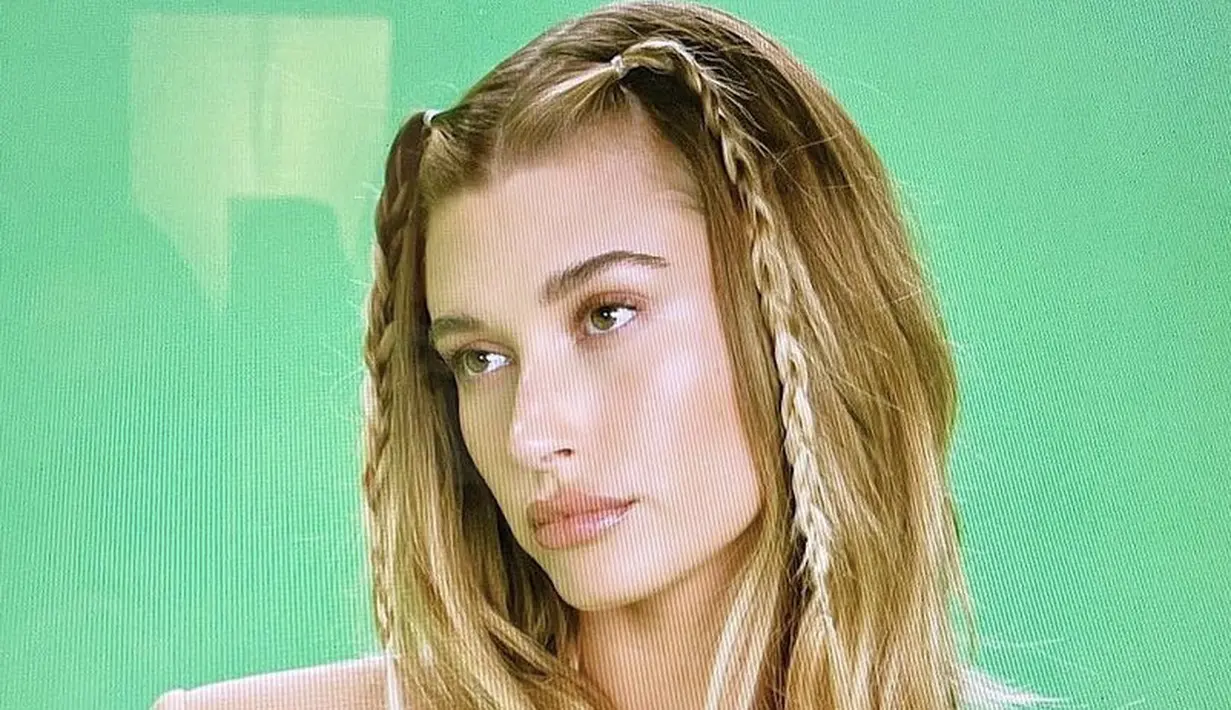 Model dan istri Justin Bieber, Hailey juga mengenakan gaya rambut kepang. Ia memilih kepang hanya di bagian depan rambut dan rambut belakang sebahu dibiarkan lurus. Instagram @haileybieber