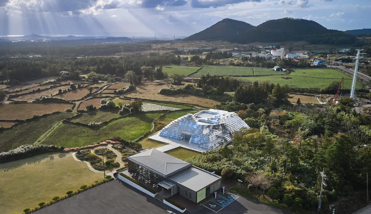 Pop-up showcase ini merupakan bagian dari serangkaian pop-up inspirasional di seluruh dunia, yang menampilkan koleksi terbaru dari Burberry dengan menggabungkan antara alam dan teknologi, dalam dan luar ruangan, nyata dan bayangan. Foto: Document/Burberry.