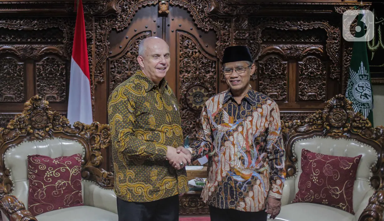 Ketua Umum PP Muhammadiyah Haedar Nashir (kanan) menerima Duta Besar AS untuk Indonesia Joseph R Donovan Jr saat pertemuan di  Jakarta, Selasa (15/10/2019). Pertemuan tersebut dalam rangka silaturahmi kepada organisasi massa Islam di Jakarta. (Liputan6.com/Faizal Fanani)