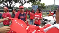 Pedagang asal Malaysia menjual suvenir Timnas Indonesia U-22 (Cakrayuri Nuralam/Liputan6.com)