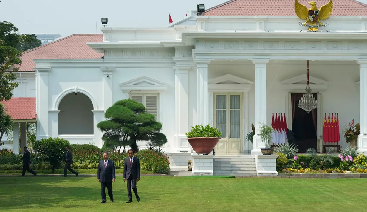 Usai upacara penyambutan, Jokowi dan Li Qiang kemudian beranjak ke Ruang Credential. (AP Photo/Achmad Ibrahim)