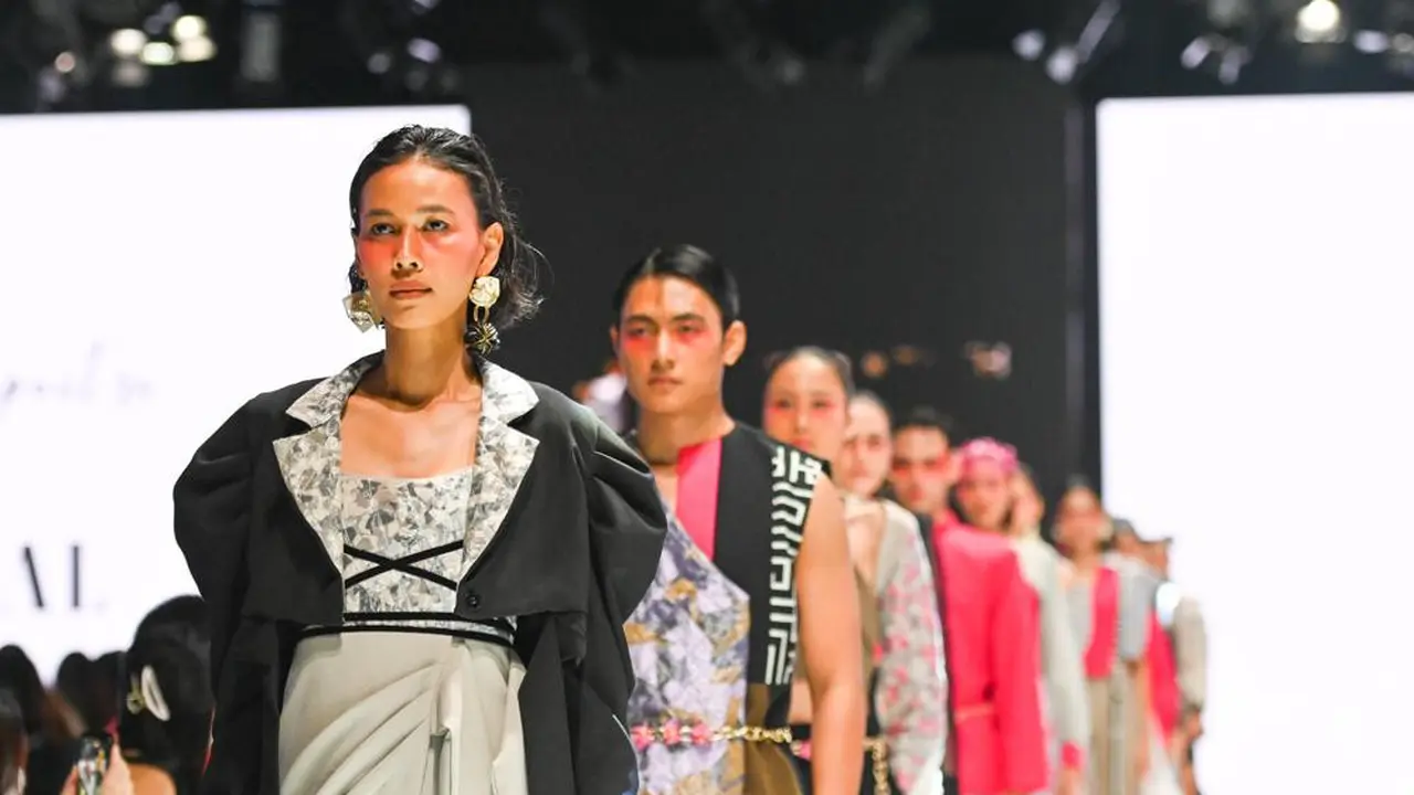 Koleksi Fesyen Berkelanjutan Tities Sapoetra x Avgal di Panggung JF3 2022