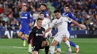 Striker Real Madrid, Brahim Diaz, memperoleh peluang untuk mencetak gol ke gawang Getafe pada lanjutan Liga Spanyol 2024/2025 di Stadion Coliseum Alfonso Perez, Kamis (24/4/2025) dini hari WIB. (Thomas COEX / AFP)