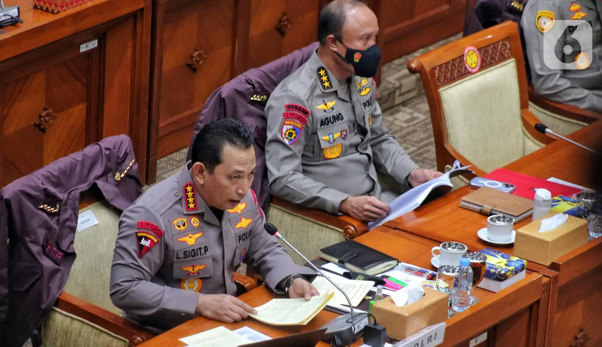 Kepala Kepolisian Negara Republik Indonesia (Kapolri) Jenderal Pol. Listyo Sigit Prabowo (kiri) saat mengikuti rapat dengar pendapat (RDP) dengan DPR RI di Jakarta, Rabu (24/8/2022). Rapat tersebut membahas kasus penembakan Brigadir J di rumah dinas Irjen Pol. Ferdy Sambo. (Liputan6.com/Angga Yuniar)