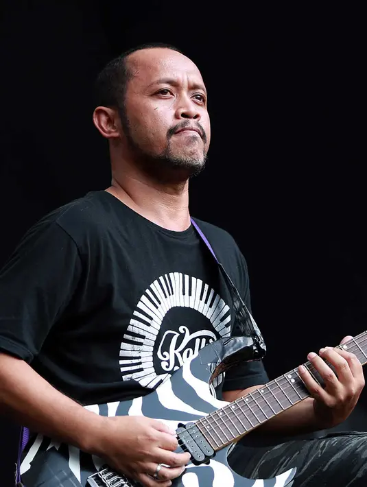 Telah lebih dari sepuluh tahun berdiri tak lantas membuat pesona Bengbeng, gitaris Pas Band luntur. Terbukti Bengbeng dan kawan-kawan berhasil 'menyedot' para penonton di Kampung GASS 2 ini. (Deki Prayoga/Bintang.com)