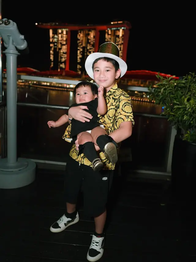 Potret Gemas Rafathar Gendong Baby Lily (credit: instagram/raffinagita1717).
