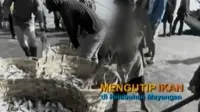 Sejumlah bocah dengan lincah mengutip ikan para nelayan di Pelabuhan Mayangan, Probolinggo, Jawa Timur.