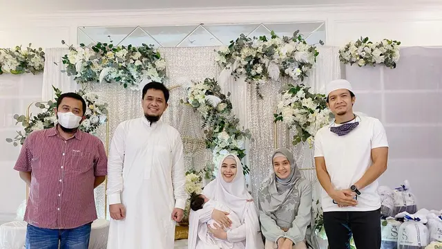 6 Momen Akikah Anak Keempat Oki Setiana Dewi, Digelar Khidmat Bernuansa Putih