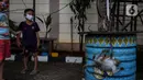 Anak-anak bermain di ruang edukasi anak di halaman Kantor Kelurahan Karet, Jakarta Selatan, Selasa (30/3/2021). Lurah Karet, Kiki Muhammad Akbar berharap tempat ini berfungsi sebagai ruang interaksi dan juga sarana edukasi bagi warga. (Liputan6.com/Johan Tallo)