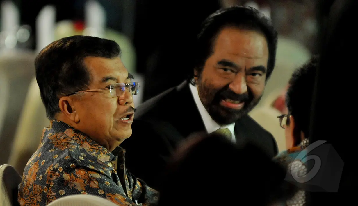 Wapres Jusuf Kalla (kiri) menghadiri Anugerah Men’s Obsession Awards 2015 di Jakarta (19/3/2015). Anugerah Men’s Obsession Awards 2015 memberikan penghargaan kepada 73 individu dan perusahaan atas prestasi mereka kepada Negara. (Liputan6.com/Johan Tallo)