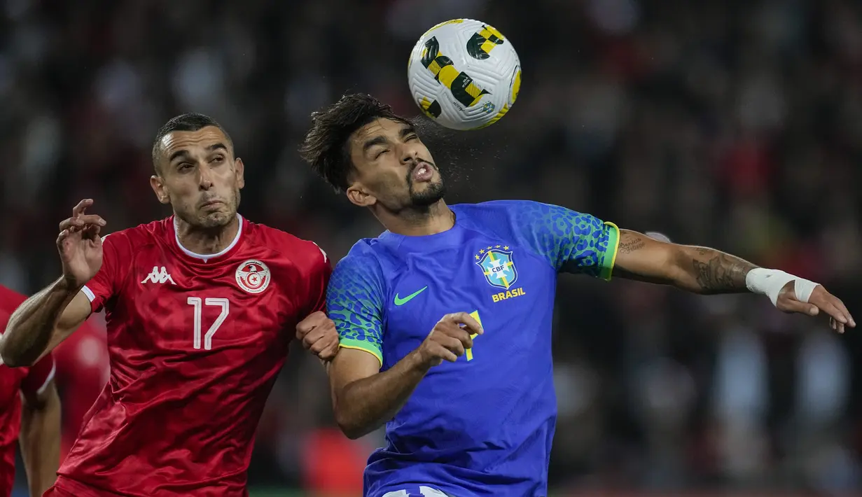 Gelandang Timnas Brasil Lucas Paqueta berduel memperebutkan bola dengan gelandang Tunisia Elles Skhiri dalam laga uji coba internasional di Stadion Parc des Princes, Rabu (28/9/2022) dini hari WIB. Timnas Brasil menang dengan skor telak 5-1 atas Tunisia dalam pertandingan FIFA Matchday. (AP Photo/Christophe Ena)