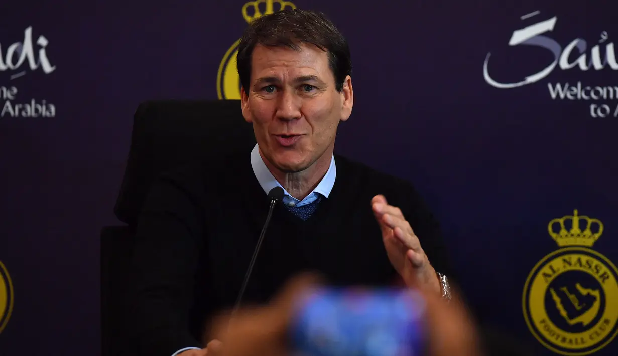 Kini, Al Nassr mencari pelatih baru dengan reputasi papan atas. Ada minimal dua nama pelatih top Eropa yang tengah dibidik direksi Al Nassr yaitu Zinedine Zidane dan Jose Mourinho. (Photo by AFP)