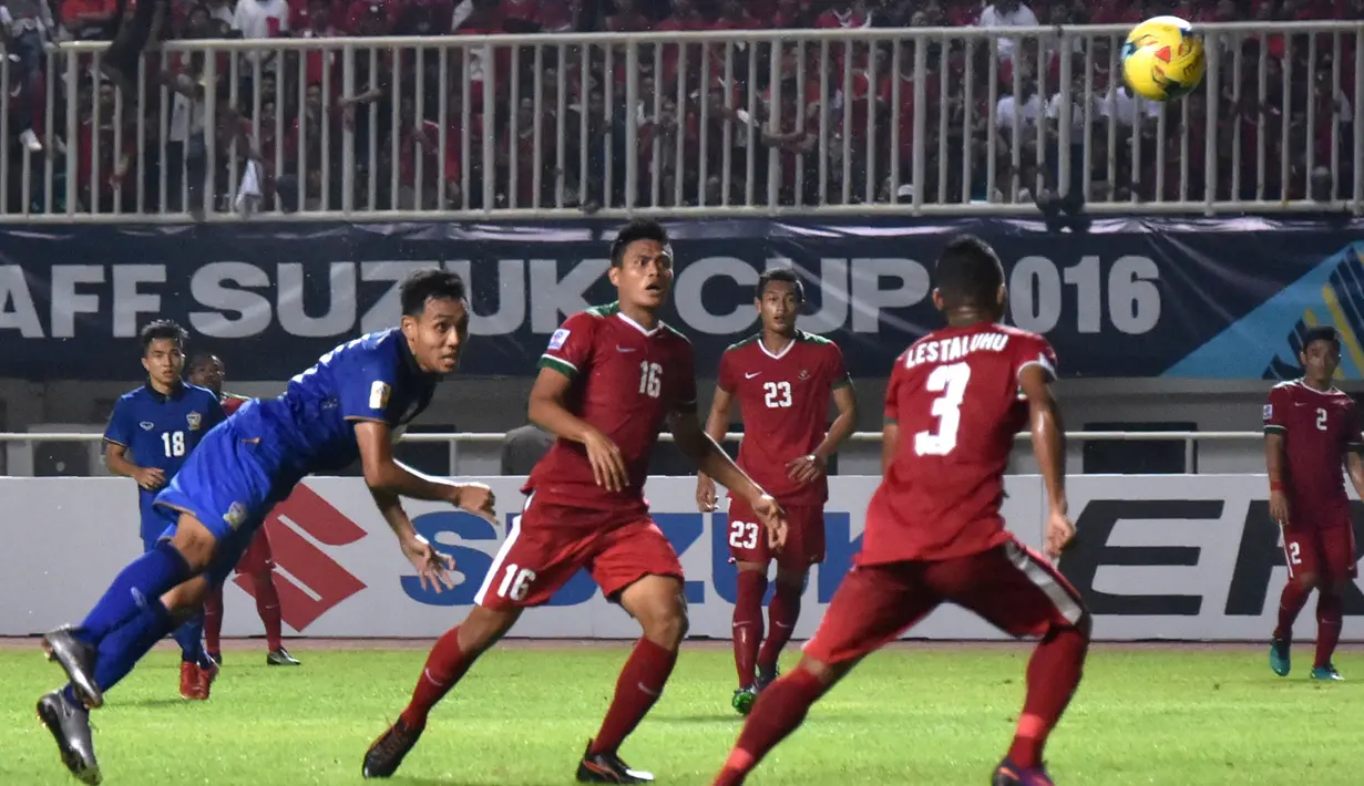 Timnas Indonesia baru bertemu dua kali di partai final Piala AFF, yaitu edisi 2000 yang masih memakai aturan sekali pertandingan dan edisi 2016 yang telah memakai aturan dua leg kandang dan tandang. Total 3 laga, Timnas menang 1 kali dan kalah 2 kali. (AFP/Bay Ismoyo)