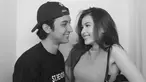 Sandrinna Michelle membagikan potret monokromnya bersama Junior Roberts. Keduanya tampak sedang berada di dalam photobooth. Mengabadikannya dalam foto, pasangan kekasih selebriti ini juga berpose mesra dengan senyuman saling menatap satu sama lain. (Liputan6.com/IG/@sandrinna_11)