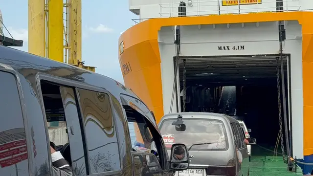 Antrean Kendaraan di Pelabuhan Ketapang Banyuwangi.