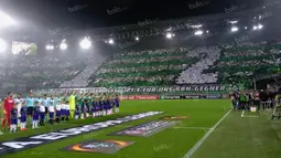 Fans Rapid Vienna menampilkan koreografi indah berbentuk angka 12 yang berarti dukungan dari pemain ke-12 pada laga melawan US Sassoulo di Stadion Allianz, Jumat (21/10/2016) dini hari WIB (Bola.com/Reza Khomaini)