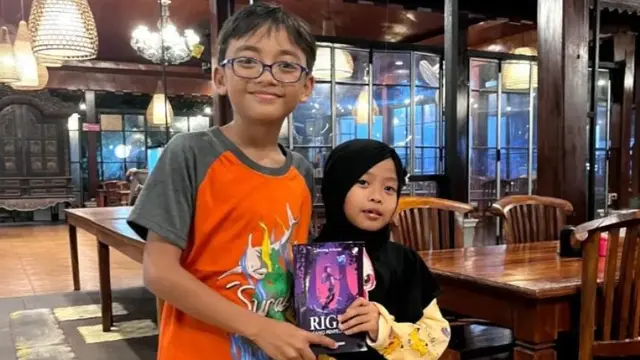Viral Sosok Bocah 11 Tahun dari Trenggalek, DeLiang Sudah Terbitkan 40 Buku dalam Bahasa Inggris. foto: Instagram @ario_muhammad87