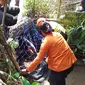 Petugas BPBD memasang perangkap untuk menangkap dua buaya di Bogor, Jawa Barat, Selasa (16/7/2019). (Liputan6.com/Achmad Sudarno)