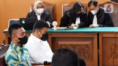 Terdakwa Mario Dandy Satriyo (kiri) dan Shane Lukas menjalani sidang lanjutan di Pengadilan Negeri Jakarta Selatan, Kamis (15/6/2023). Dalam sidang tersebut, jaksa penuntut umum (JPU) menghadirkan lima orang saksi satpam atas kasus dugaan penganiayaan terhadap David Ozora. (Liputan6.com/Herman Zakharia)
