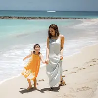 Gisela tampil dengan dress satin spaghetti strap, sedangkan Gempi mengenakan dress warna orange. @gisel_la