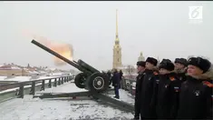 Vladimir Putin merayakan Natal umat Kristen Ortodoks di St Petersburg. Perayaan ditandai dengan menembakkan meriam raksasa.