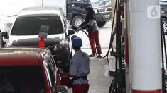Petugas melayani konsumen yang mengisi bahan bakar kendaraannya di SPBU kawasan Jakarta, Selasa (26/11/2019). PT Pertamina (Persero) mulai menyediakan solar dengan kandungan 30 persen Fatty Acid Methyl Ester (FAME) yang berbahan baku minyak sawit. (Liputan6.com/Angga Yuniar)