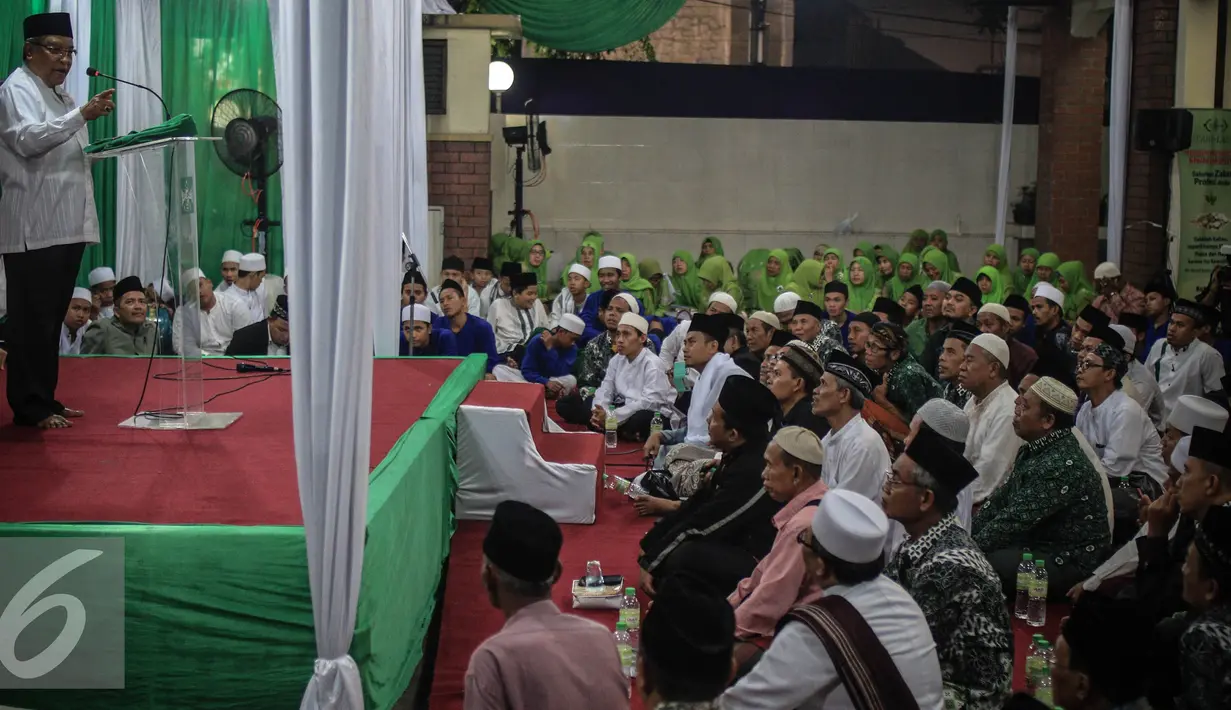 Jamaah menyimak tausiah yang diberikan oleh KH.Said Aqil Siradj saat acara Tahlil Akbar di kantor PBNU, Jakarta, Kamis (24/11). Acara ini bertujuan untuk mendoakan pahlawan nasional dan kedamaian bangsa Indonesia. (Liputan6.com/Faizal Fanani)