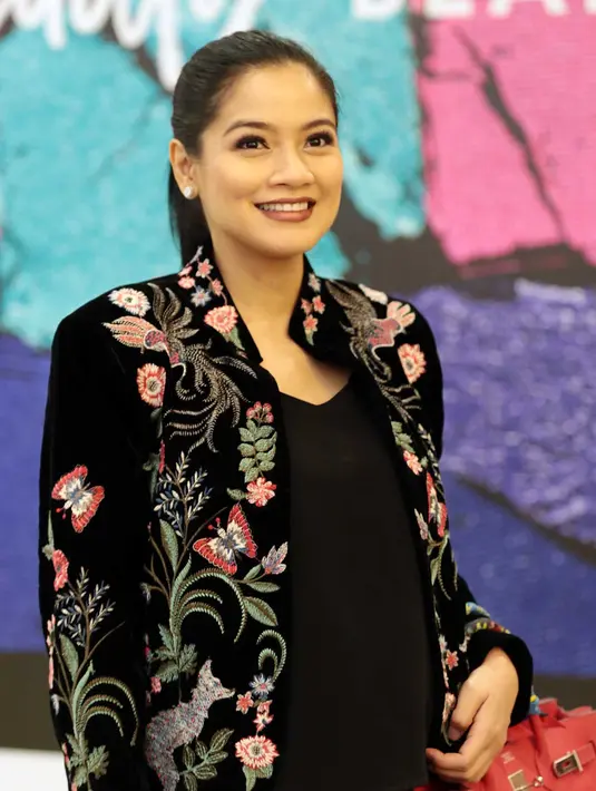 Titi Kamal salah satu artis Indonesia yang gemar traveling. Bersama sang suami, Christian Sugiono, mereka suka pergi ke Monaco, Spanyol, Mesir, Eropa, dan China. (Deki Prayoga/Bintang.com)