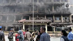 Kepulan asap terlihat saat kebakaran kembali terjadi di Gedung SMK Yadika 6, Jatiwaringin, Pondok Gede, Bekasi, Jawa Barat, Selasa (19/11/2019). Kebakaran kembali terjadi di Gedung SMK Yadika 6 sekitar pukul 12.30 WIB. (merdeka.com/Iqbal Nugroho)