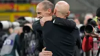 Pelatih Fiorentina, Stefano Pioli (depan),&nbsp;dan pelatih AC Milan, Massimiliano Allegri, sebelum pertandingan Serie A antara AC Milan dan Fiorentina di San Siro, 19 Oktober 2025. (AP Photo/Luca Bruno)