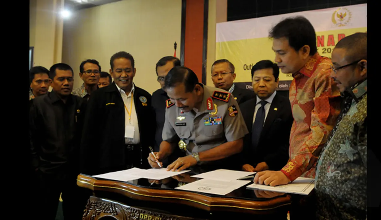 Wakapolri Komjen Pol Badrodin Haiti menandatangani MoU dalam pembukaan Seminar Sehari bertajuk Outlook penegakan hukum 2014 dan Upaya perbaikan kinerja di tahun 2015, di Ruang Nusantara lV DPR RI, Jakarta, (22/01). (Liputan6.com/Andrian M Tunay)