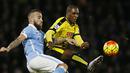 Pemain Watford, Odion Ighalo (kanan) berebut bola dengan pemain Manchester City, Nicolas Otamendi (kiri) pada lanjutan Liga Premier Inggris di Stadion Vicarage Road, Inggris, Minggu (3/1/2016) dini hari WIB. (Reuters/Stefan Wermuth)